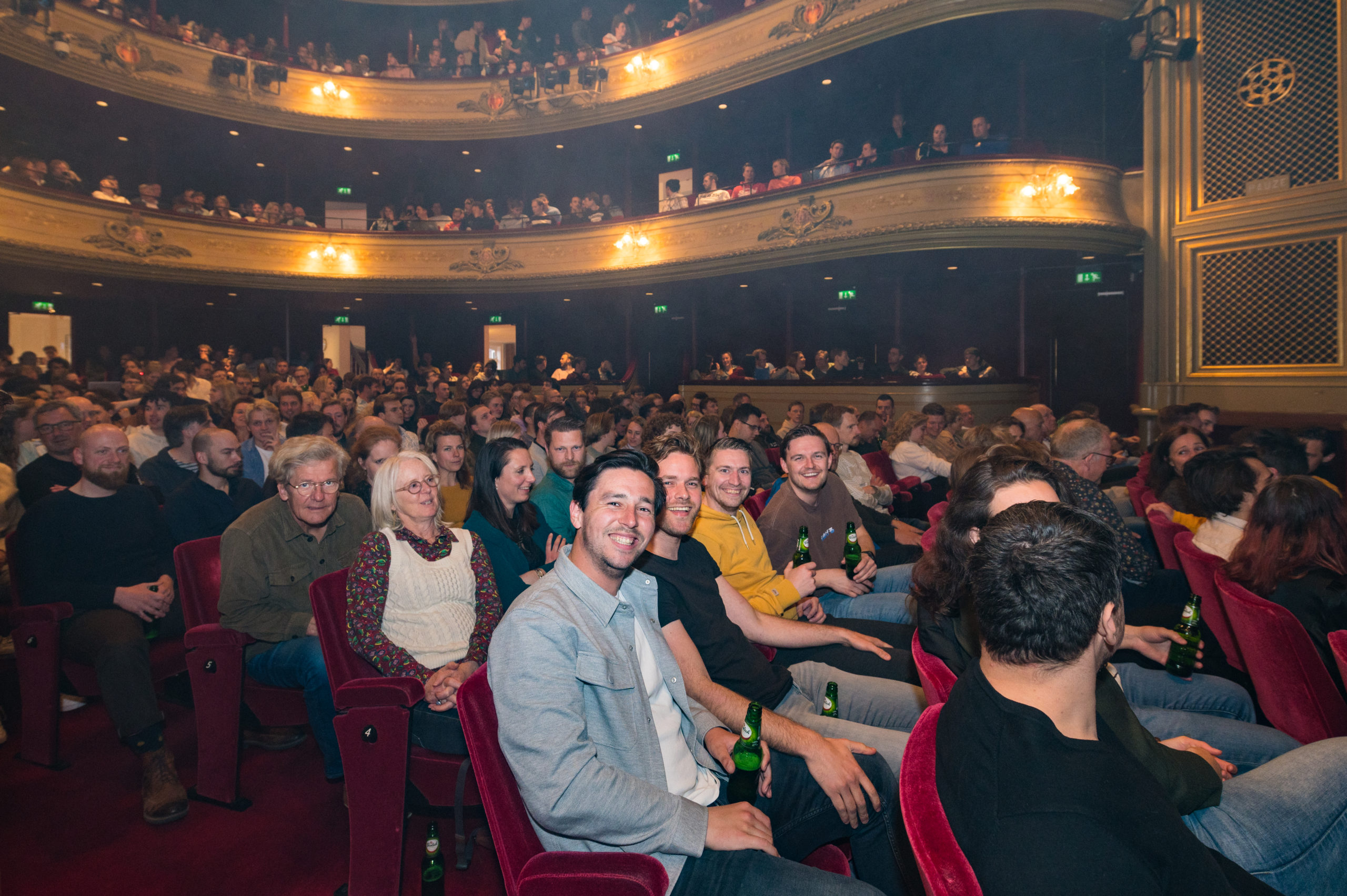 Foto jong publiek in Leidse Schouwburg