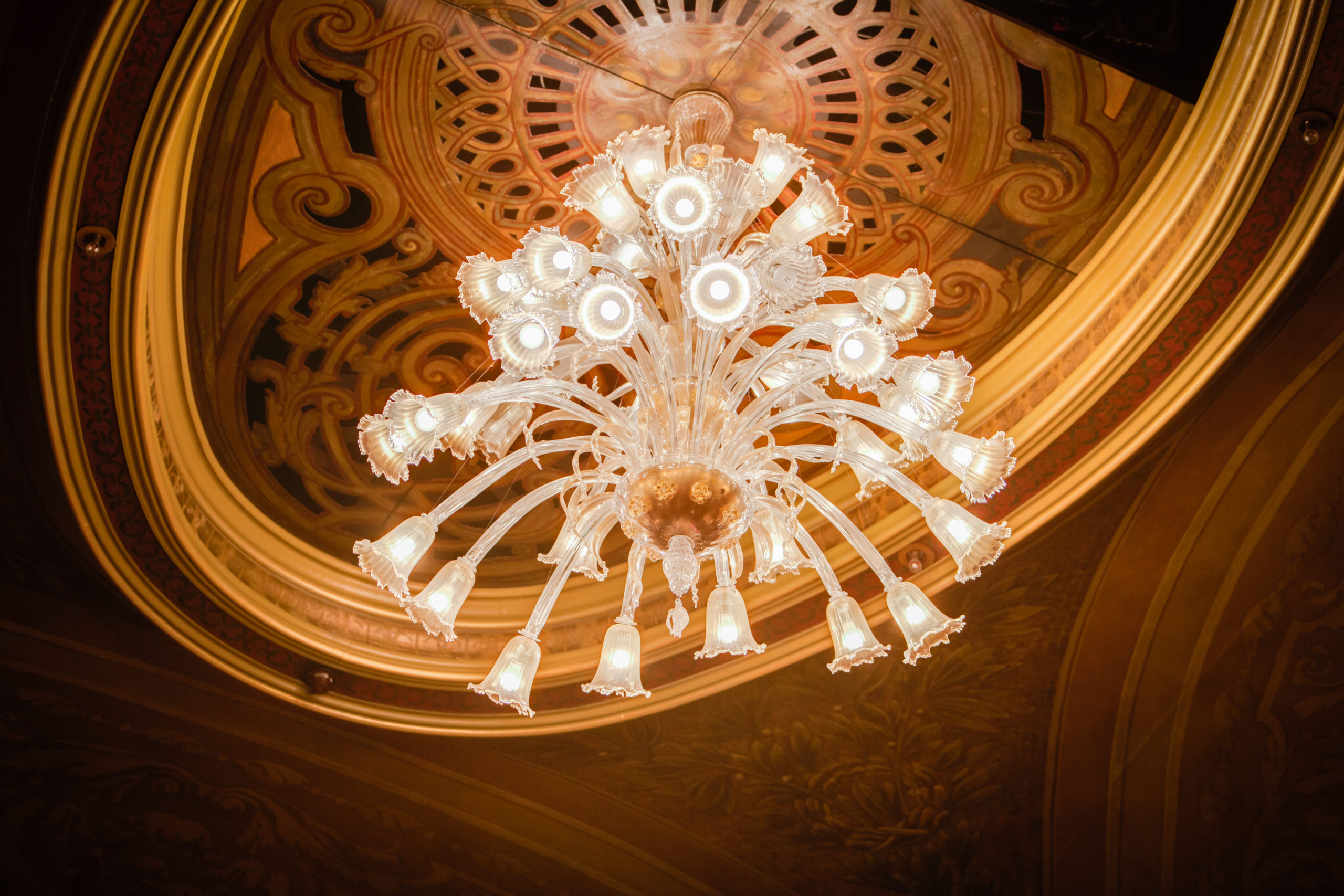 Foto kroonluchter in Leidse Schouwburg