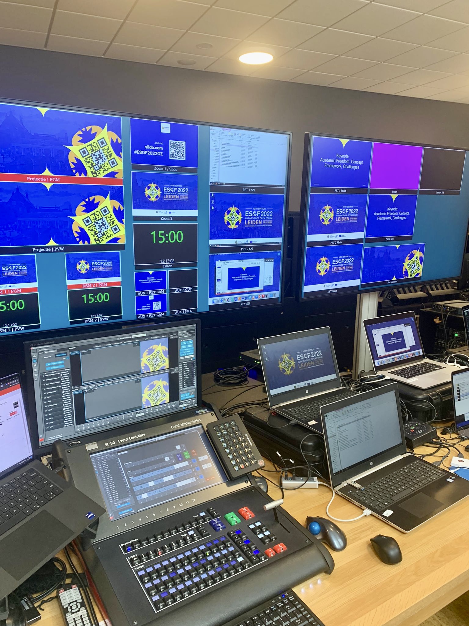 Studio vol computers voor een hybride event