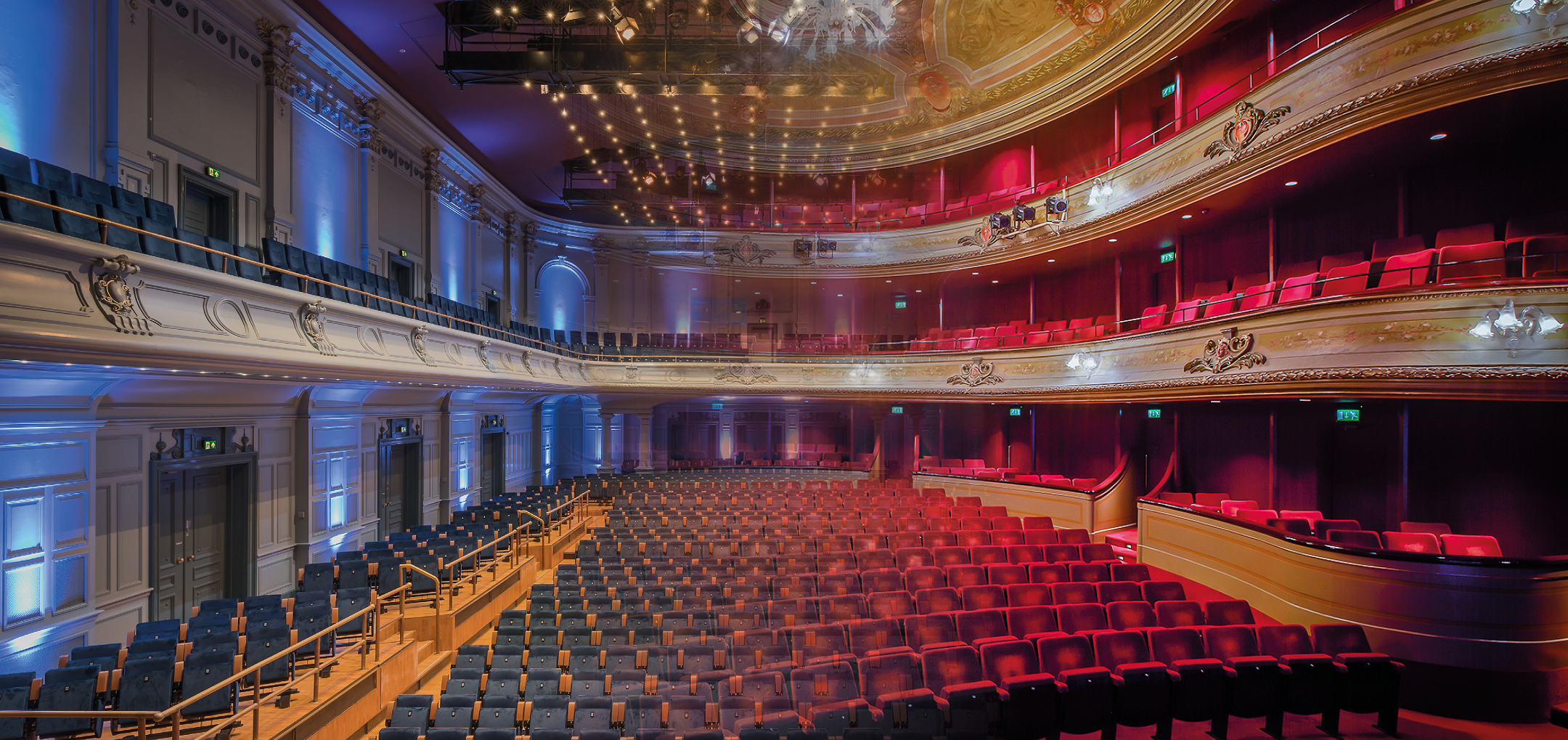 De Grote Zaal loopt over in de zaal van de Leidse Schouwburg