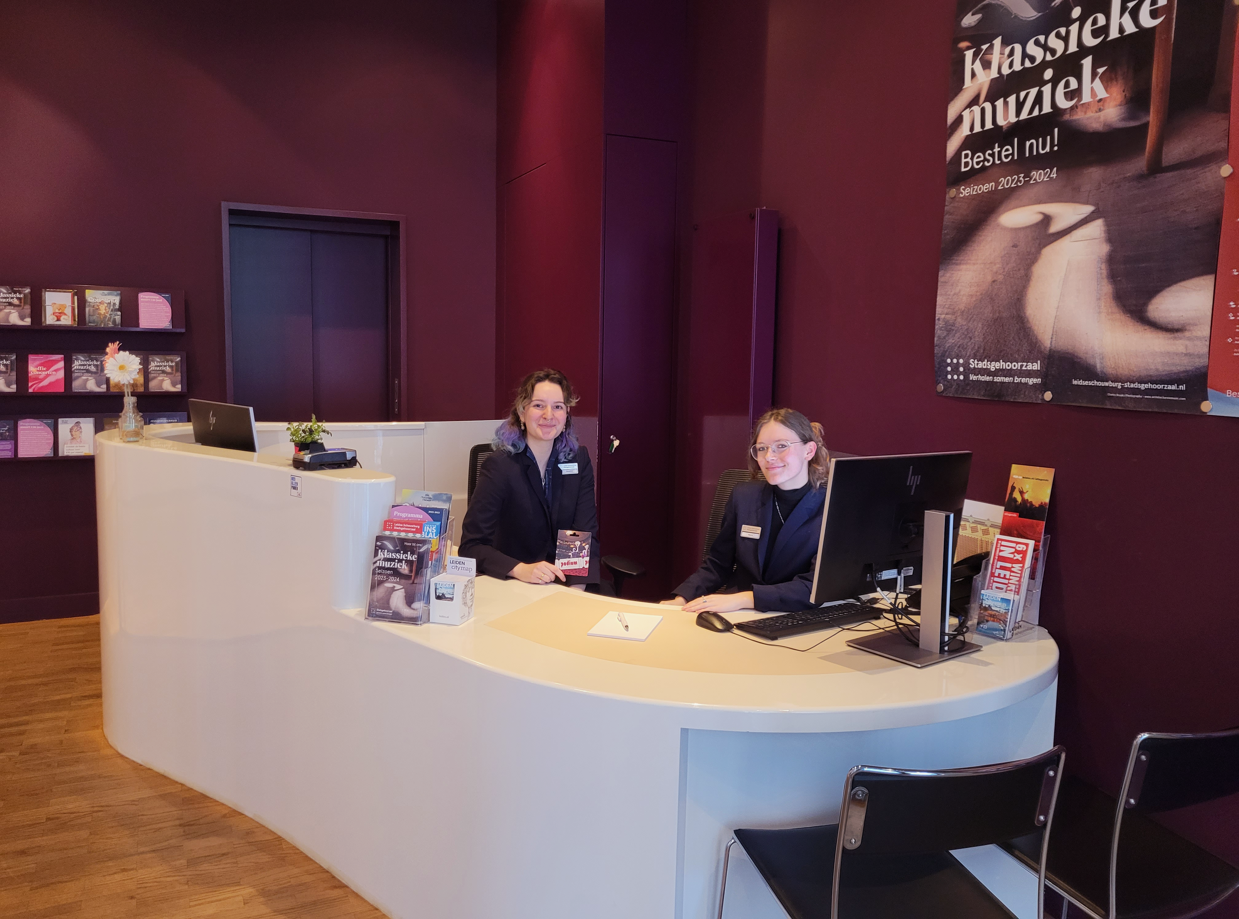 Kaartverkoopbalie met twee medewerkers