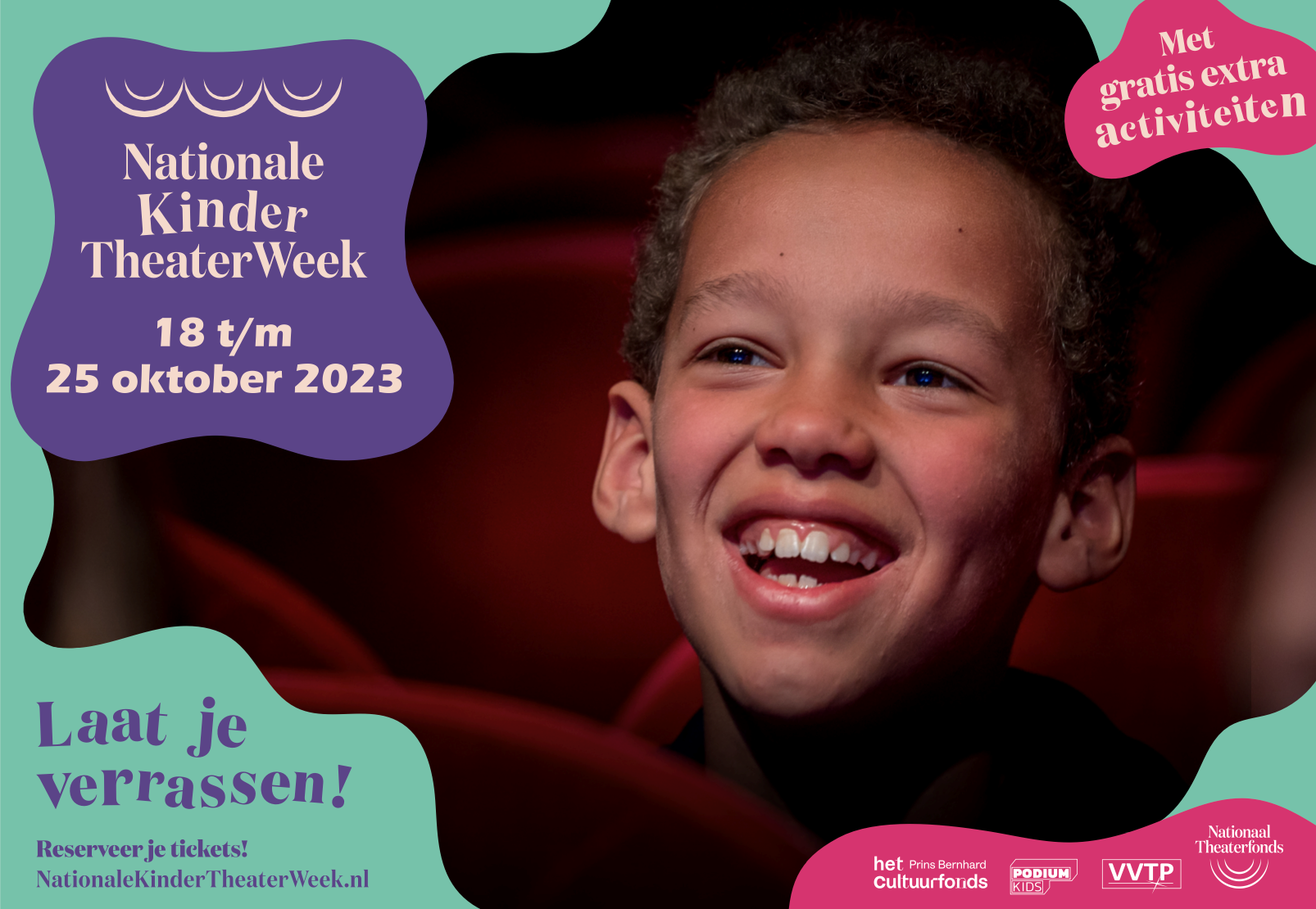 blij jongetje in het theater