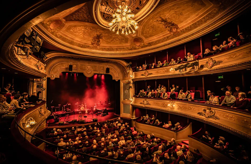 Leidse Schouwburg met publiek